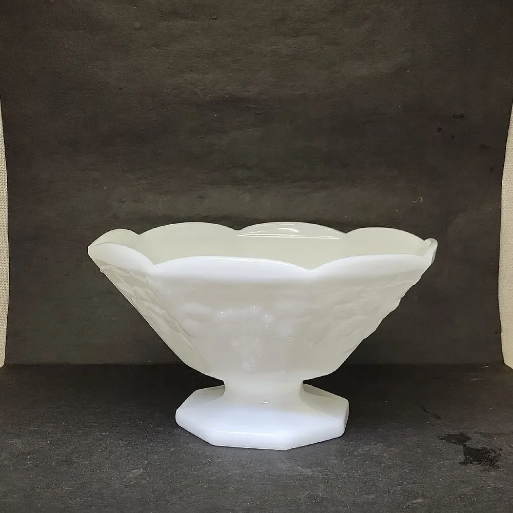Vintage Anchor Hocking Fruit Bowl Footed Harvest Grape White‎ Milk Glass Octagon